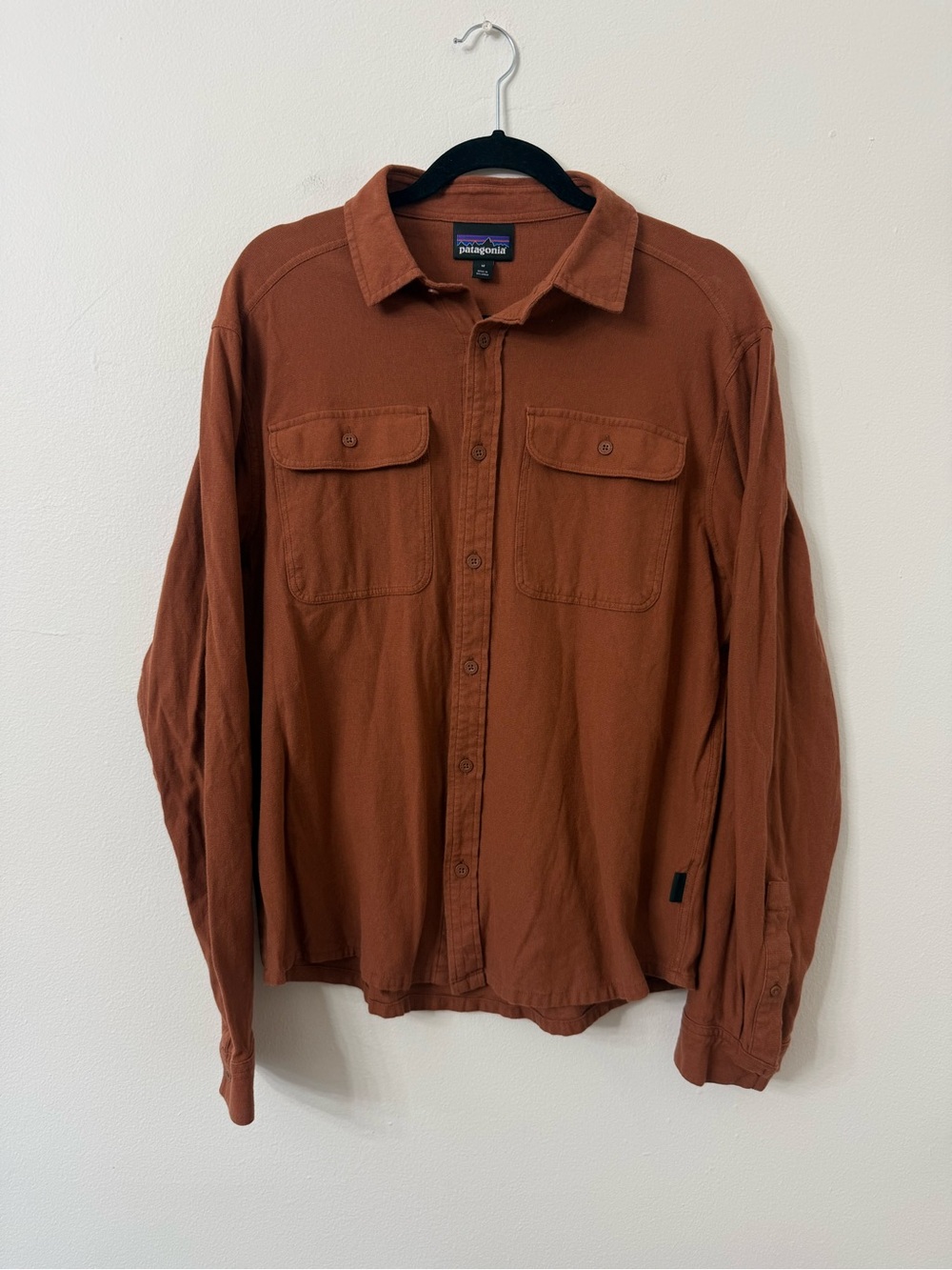 {M} Patagonia Men’s Button-Down Shirt Knoven